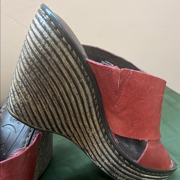 Women's Born Red Leather Sandals - Picture 9 of 9